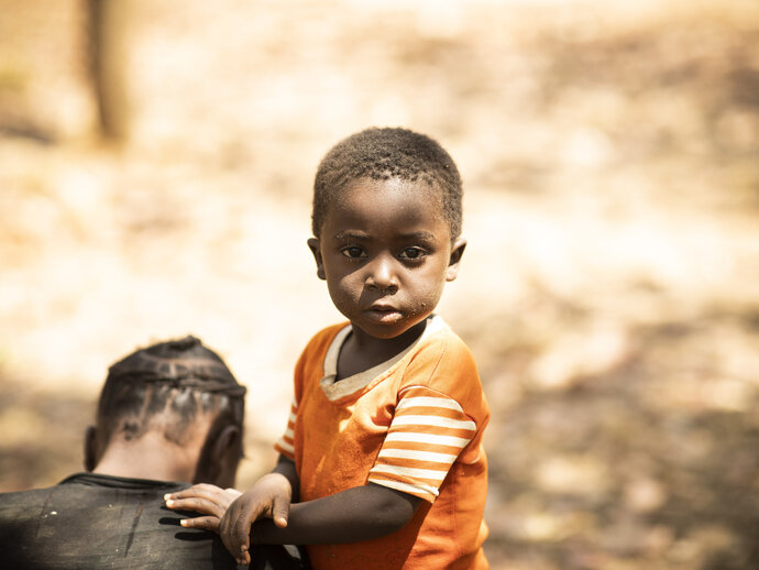 Photo: Child and mother in Africa