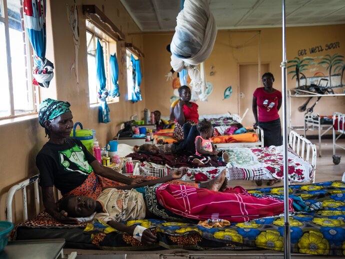 Photo: hospital with severe malaria patients in Zambia