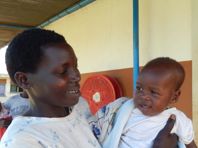 Photo: Une mère et son enfant dans un établissement de santé