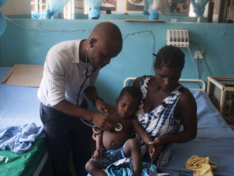 Photo: Mother and child with medical doctor