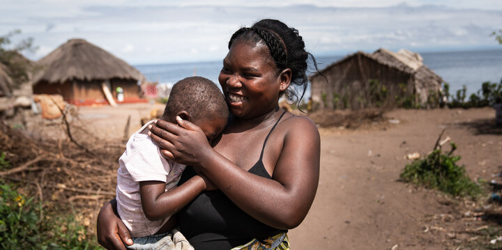 Photo: Woman with child in Zambia